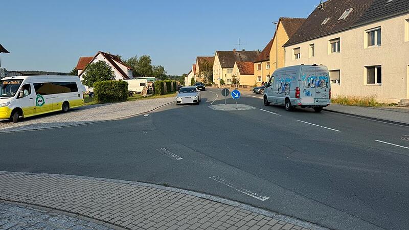 Die Verkehrssituation in Neundorf ist unübersichtlich. Die Verkehrssituation in Neundorf ist unübersichtlich.