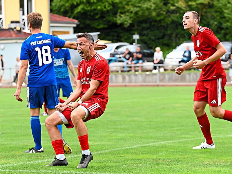 Christian Klug vom FSV Krum jubelt nach seinem Kopfballtreffer im Spiel gegen den TSV Kirchaich.Ryan Evans