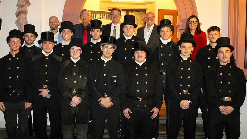 13 erfolgreiche junge Kaminkehrer aus ganz Unterfranken haben in Volkach ihre Gesellenbriefe erhalten. Unser Foto zeigt die freigesprochenen Gesellen mit (von hinten links) Udo Gebert (Zweiter Bürgermeister), Michael Bissert (Präsident der Handwerksammer), Benjamin Schreck (Obermeister der Kaminkehrer-Innung), Harald Schuldes (Prüfungsvorsitzender) und MdL Barbara Becker.