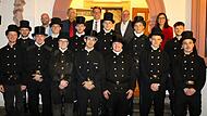13 erfolgreiche junge Kaminkehrer aus ganz Unterfranken haben in Volkach ihre Gesellenbriefe erhalten. Unser Foto zeigt die freigesprochenen Gesellen mit (von hinten links) Udo Gebert (Zweiter Bürgermeister), Michael Bissert (Präsident der Handwerksammer), Benjamin Schreck (Obermeister der Kaminkehrer-Innung), Harald Schuldes (Prüfungsvorsitzender) und MdL Barbara Becker. 13 erfolgreiche junge Kaminkehrer aus ganz Unterfranken haben in Volkach ihre Gesellenbriefe erhalten. Unser Foto zeigt die freigesprochenen Gesellen mit (von hinten links) Udo Gebert (Zweiter Bürgermeister), Michael Bissert (Präsident der Handwerksammer), Benjamin Schreck (Obermeister der Kaminkehrer-Innung), Harald Schuldes (Prüfungsvorsitzender) und MdL Barbara Becker.