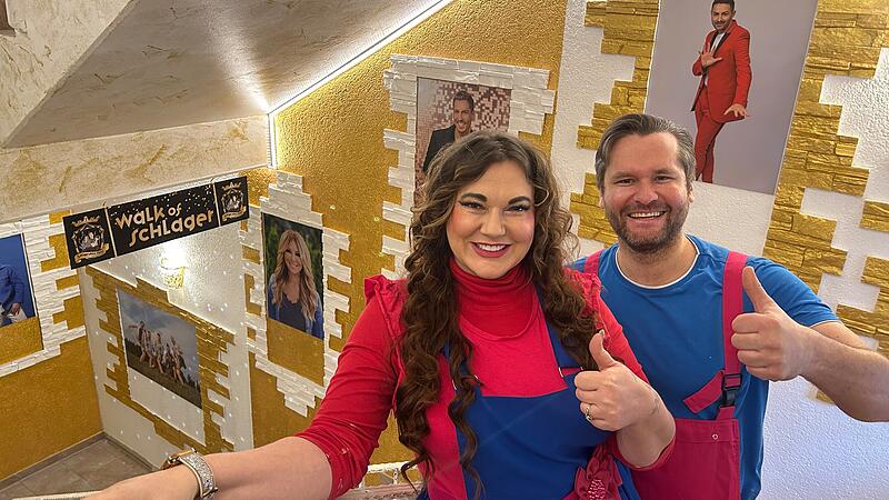 Angela Henn und Dennis Klak im Treppenhaus ihres Schlagerschlosses, das im Mai 2025 er&ouml;ffnen soll. Im Hintergrund zu sehen: der &bdquo;Walk of Schlager&ldquo;.
