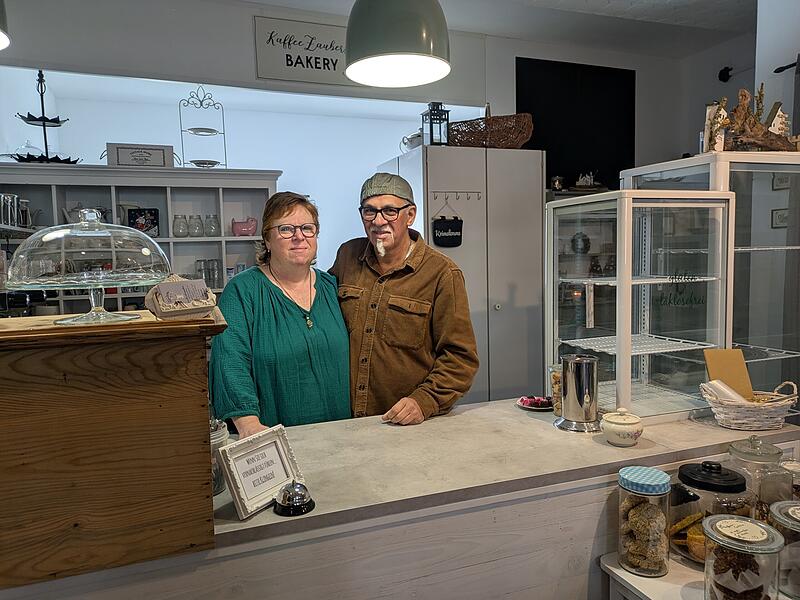 Janell und Hassan Bel Mahdi stehen am Tresen ihres neuen Cafés Kaffeezauber in Münnerstadt.