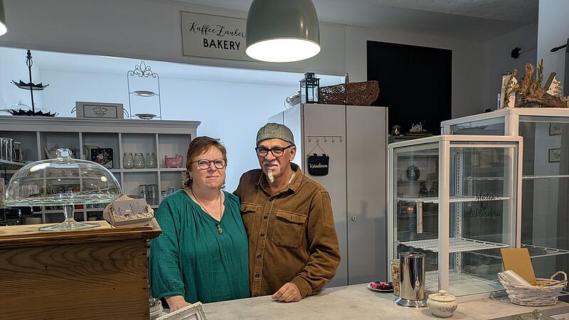 Janell und Hassan Bel Mahdi stehen am Tresen ihres neuen Caf&eacute;s Kaffeezauber in M&uuml;nnerstadt.