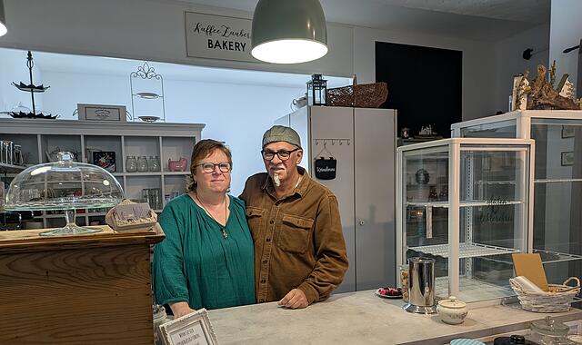 Janell und Hassan Bel Mahdi stehen am Tresen ihres neuen Cafés Kaffeezauber in Münnerstadt.