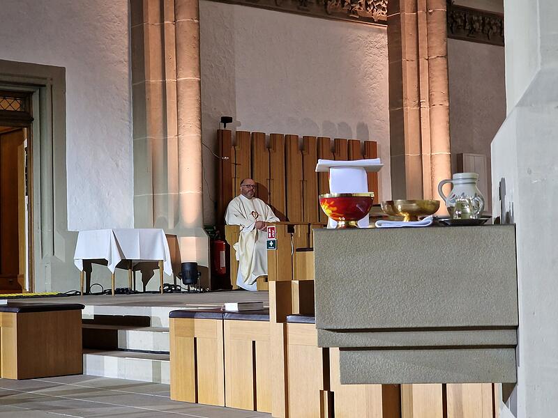 Pfarrer Gerd Greier nimmt sich eine kurze Zeit der Besinnung, bevor die Live-&Uuml;bertragung des Fernsehgottesdienstes startet.