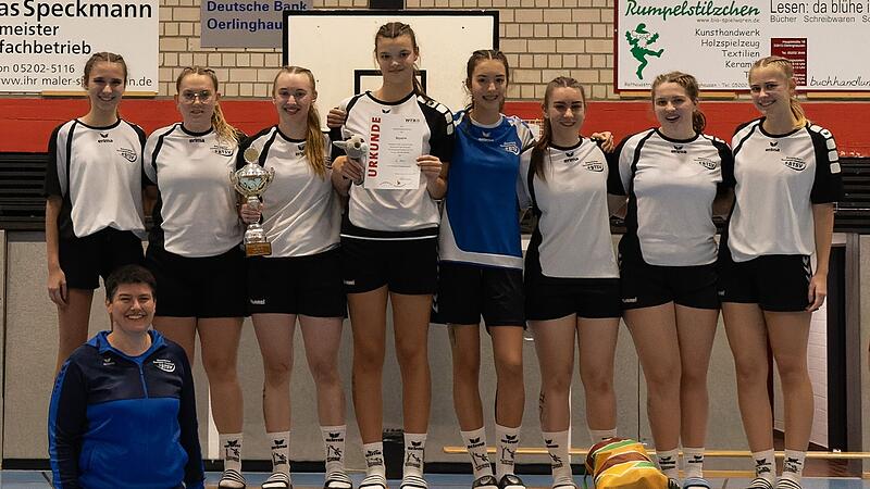 Die bayerische U20-Auswahl belegte beim L&auml;nderpokal 2024 in Oerlinghausen den ersten Platz (von links): Sarah Schulz, Nele Lutz, Sol&egrave;ne Rueff, Leonie Schulz, Emma Schmitt, Alessa Henninger, Fiona Hubert, Lina Marie Hirschmann und (vorne) Trainerin Melanie Katzenberger.