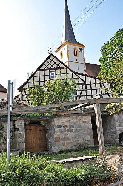 Das Umfeld der Goßmannsdorfer Kirche soll erneuert werden.