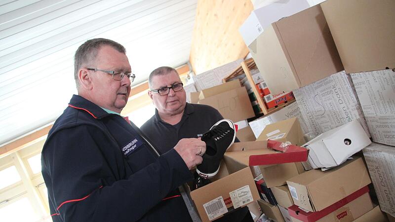 Malteser-Ortbeauftrager Georg Vonbrunn (links) ist stolz auf das ehrenamtliche Engagement von Willi Fruck, dem Leiter des Malteser-Shops.