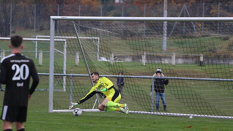 Effeltrichs Torh&uuml;ter Jonas Willert parierte einen Elfmeter der Poxdorfer, den zweiten Strafsto&szlig; der G&auml;ste zum Ausgleich musste er aber passieren lassen.Forchheim & Fr&auml;nkische Schweiz