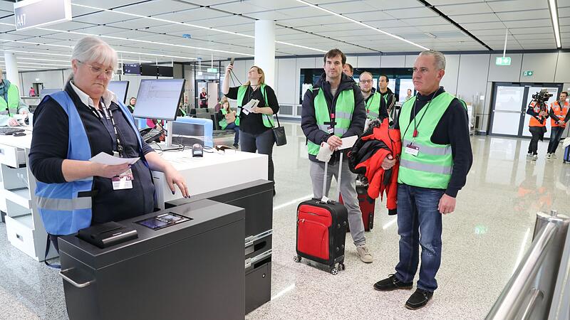Testbetrieb am Münchner Flughafen - Komparsen spielen Reisende Testbetrieb am Münchner Flughafen - Komparsen spielen Reisende