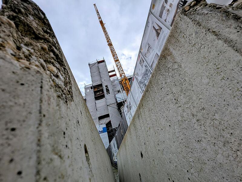 Forchheims Rathaus ohne Z&auml;une und Kran? F&uuml;r viele kaum noch vorstellbar. Nun gibt es Neuigkeiten auf Forchheims gr&ouml;&szlig;ter Baustelle: Der Projektsteuerer ist raus aus dem Megabau. Was dahintersteckt &ndash; und wie es weitergeht.