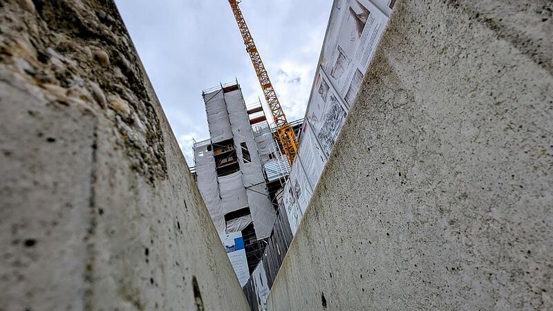 Forchheims Rathaus ohne Z&auml;une und Kran? F&uuml;r viele kaum noch vorstellbar. Nun gibt es Neuigkeiten auf Forchheims gr&ouml;&szlig;ter Baustelle: Der Projektsteuerer ist raus aus dem Megabau. Was dahintersteckt &ndash; und wie es weitergeht.