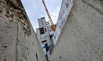 Forchheims Rathaus ohne Z&auml;une und Kran? F&uuml;r viele kaum noch vorstellbar. Nun gibt es Neuigkeiten auf Forchheims gr&ouml;&szlig;ter Baustelle: Der Projektsteuerer ist raus aus dem Megabau. Was dahintersteckt &ndash; und wie es weitergeht.