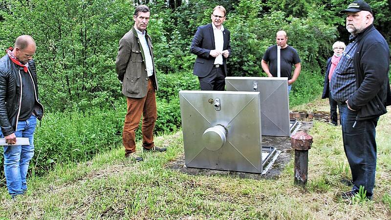 Um 125 000 Euro kommt die Sanierung des Tiefbrunnen I teurer als ursprünglich vom zuständigen Büro berechnet. Die Marktgemeinde hofft nun darauf, dass diese Mehrkosten im Rahmen der RZWas gefördert werden. Im Bild: Die Mitglieder des Bauausschusses mit Bürgermeister Bernd Rebhan bei der Besichtigung im Sommer 2020. Um 125 000 Euro kommt die Sanierung des Tiefbrunnen I teurer als ursprünglich vom zuständigen Büro berechnet. Die Marktgemeinde hofft nun darauf, dass diese Mehrkosten im Rahmen der RZWas gefördert werden. Im Bild: Die Mitglieder des Bauausschusses mit Bürgermeister Bernd Rebhan bei der Besichtigung im Sommer 2020.