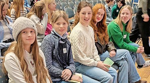 Drei Forscherinnen-Teams des Coburger Gymnasiums Ernestinum siegten beim Regionalwettbewerb „Jugend forscht“. Sie dürfen jetzt zum Landesfinale nach Regensburg. Von links: Maja zur Nieden, Elena Leyerer, Hanna Panhans, Mariel Hayler und Juliana Ha...