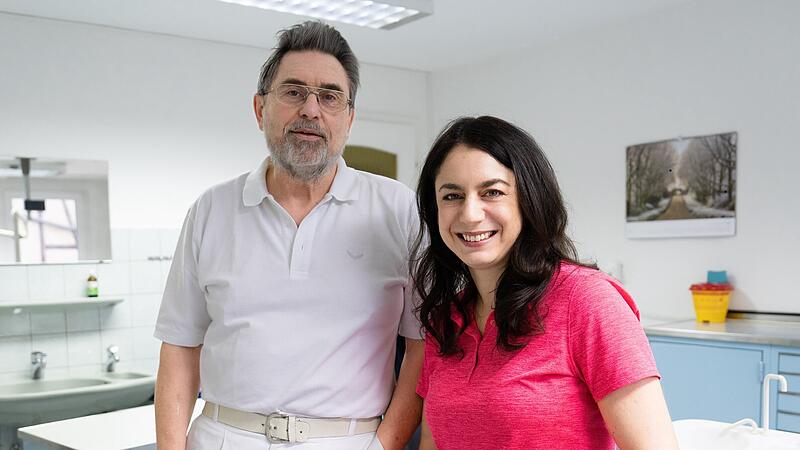 Gerhard Feichtiger übergibt Yasmin Azima die Zahnarztpraxis in Münnerstadt.