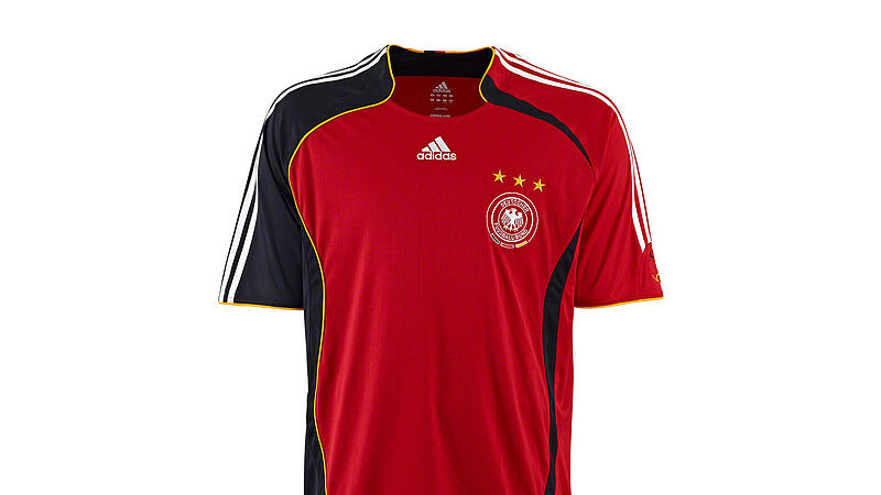 Ein aggressives Rot als Grundfarbe: In diesen Ausw&auml;rtstrikots lief der DFB bei der Heim-WM 2006 auf.