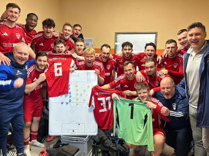 So feierten die Mönchrödener um Trainer Achim Engel den Auswärtssieg in der Kabine in Bad Kissingen. So feierten die Mönchrödener um Trainer Achim Engel den Auswärtssieg in der Kabine in Bad Kissingen.