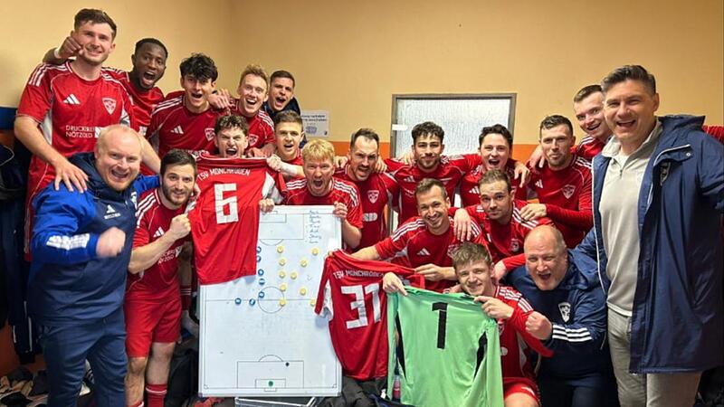 So feierten die Mönchrödener um Trainer Achim Engel den Auswärtssieg in der Kabine in Bad Kissingen. So feierten die Mönchrödener um Trainer Achim Engel den Auswärtssieg in der Kabine in Bad Kissingen.