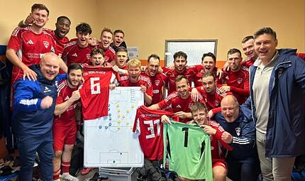 So feierten die M&ouml;nchr&ouml;dener um Trainer Achim Engel den Ausw&auml;rtssieg in der Kabine in Bad Kissingen.
