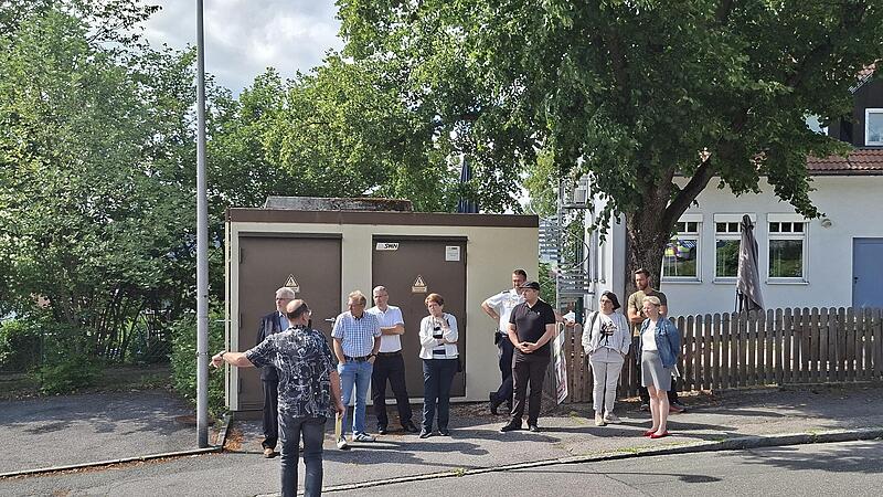 Der Verkehrssenat machte sich vor Ort ein Bild von der Verkehrssituation im Bereich des Kinderhortes in der Oberen Birkleite. Gemeinsam wurden M&ouml;glichkeiten beraten, die Sichtverh&auml;ltnisse zu verbessern und die Bring- und Abholsituation f&uuml;r Eltern ...