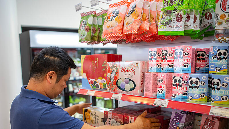 Zhou Binghong betreibt den neuen Asia Store Mizhu an der Promenade in Bamberg.