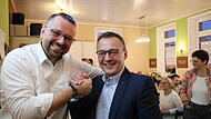 Grund zur Freude: Rainer Strobel (rechts) ist der neue B&uuml;rgermeister von Neudrossenfeld und feiert gemeinsam mit Jochen Bergmann (links), Ortsvorsitzender der Freien W&auml;hlerschaft Neudrossenfeld.