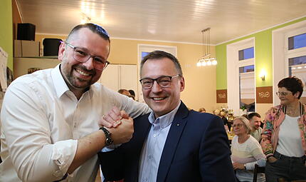 Grund zur Freude: Rainer Strobel (rechts) ist der neue B&uuml;rgermeister von Neudrossenfeld und feiert gemeinsam mit Jochen Bergmann (links), Ortsvorsitzender der Freien W&auml;hlerschaft Neudrossenfeld.