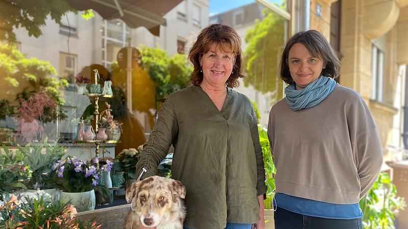 Tatkräftige Unterstützung: Zusammen mit ihrem Hund Josie und Mitarbeiterin Helga ist Irmgard Usselmann hervorragend für die morgige Vorlese-Aktion gewappnet. Vor ihrem Geschäft wollen sie Kinder (auch Erwachsenen) Augen zum Strahlen bringen. Eine bunte Mischung aus Blumen und den Geschichten von Paul Maar.
