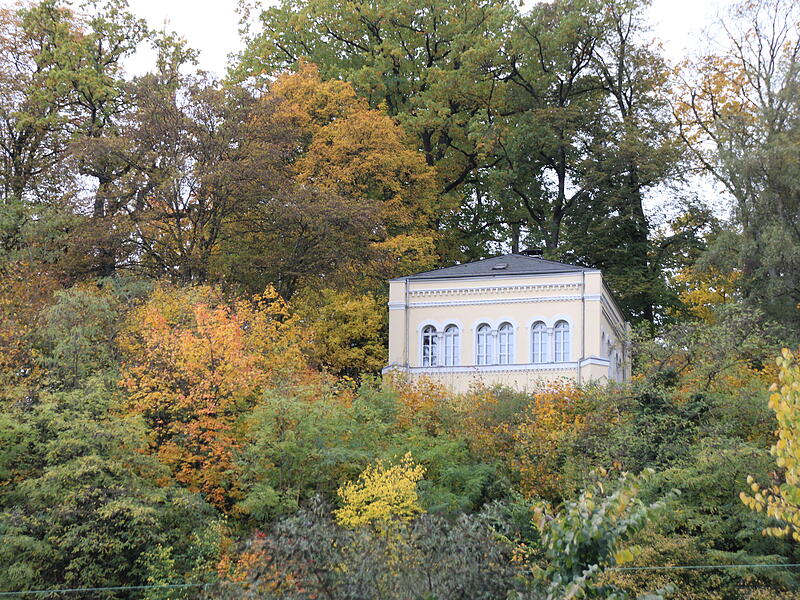 Der denkmalgesch&uuml;tzte Schn&uuml;rs Pavillon am Adamiberg in Coburg steht zum Verkauf.