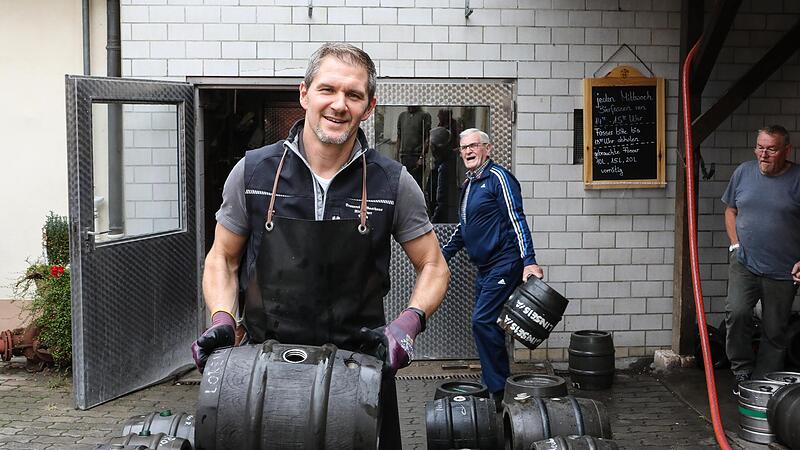 Thomas Rittmayer aus Aisch braut als Ein-Mann-Betrieb für die gleichnamige Gaststätte.