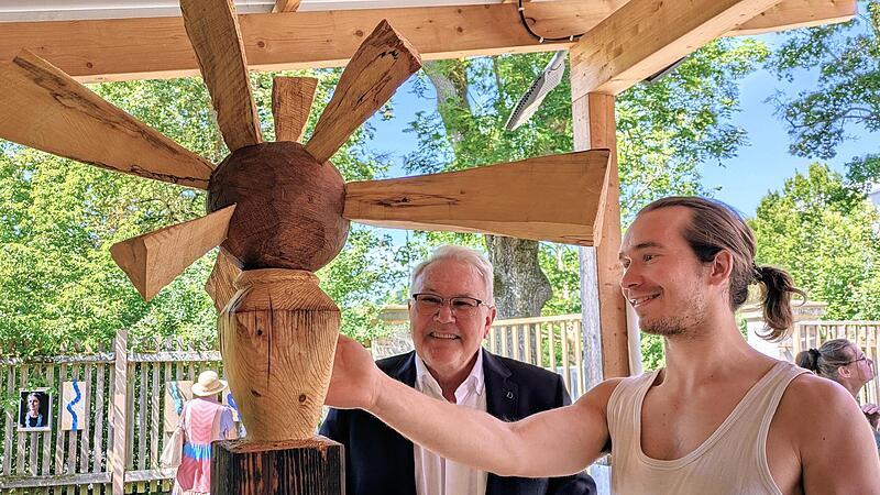 Der Erfurter Jonas Goethe (24) erkl&auml;rt Bad Kissingens drittem B&uuml;rgermeister Thomas Leiner sein Kunstwerk.