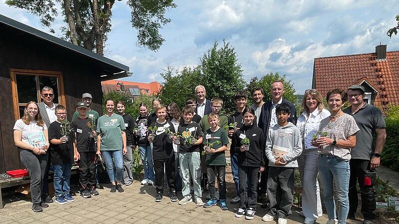 Die Schülerinnen und Schüler bei ihrem zweiten Pflanztag, zu dem sich auch prominente Gäste einfanden; Schulamtsdirektorin Susanne Vodde (3. von rechts), Bürgermeister Michael Ziegler (5. von rechts), AOK-Direktor Frank Dünisch (11. von rechts) u...