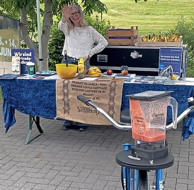 Als Hit auf der Droohdeseldour in Geroda entpuppte sich das Smoothie-Bike am Klimaschutz- und Fairtradeinformationsstand. Als Hit auf der Droohdeseldour in Geroda entpuppte sich das Smoothie-Bike am Klimaschutz- und Fairtradeinformationsstand.