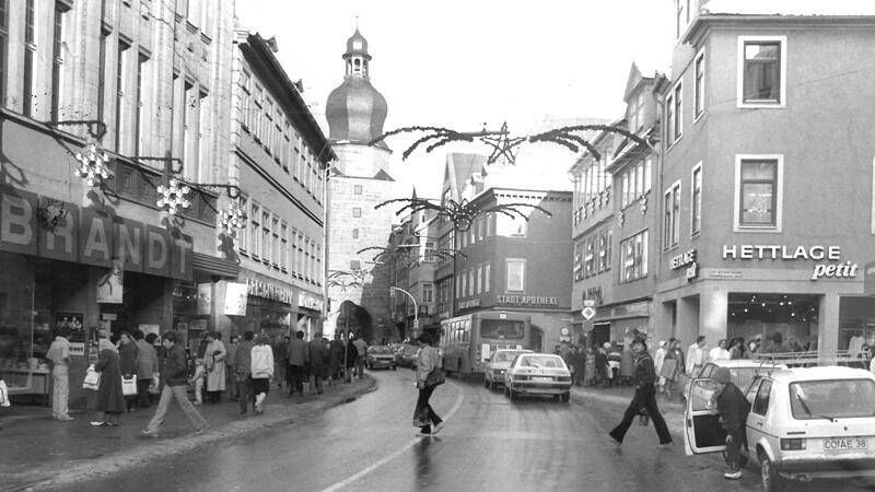 1981 rollte noch der Verkehr durch die Spitalgasse in Coburg. Die heutige Fußgängerzone war damals sogar noch ganz offiziell die Bundesstraße 4. 1981 rollte noch der Verkehr durch die Spitalgasse in Coburg. Die heutige Fußgängerzone war damals sogar noch ganz offiziell die Bundesstraße 4.