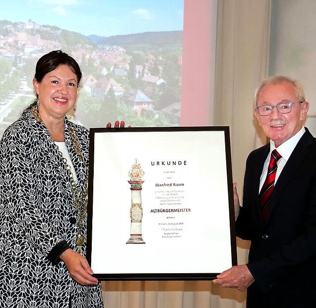 Manfred Raum wurde von seiner Nachfolgerin Angela Hofmann als „Altbürgermeister“ ausgezeichnet. Manfred Raum wurde von seiner Nachfolgerin Angela Hofmann als „Altbürgermeister“ ausgezeichnet.