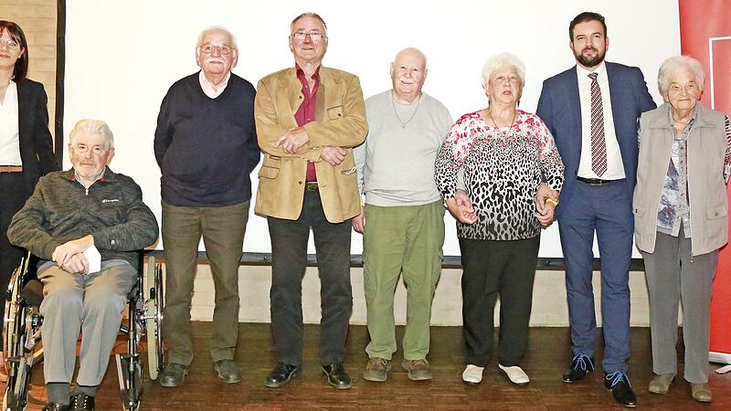 Die für 70 Jahre Mitgliedschaft Geehrten – Ilse Edelmann, Hans Eichfelder, Erika Heintz, Heinrich Hoffmann, Georg Pechmann, Karl-Heinz Stahlmann – samt den Offiziellen Die für 70 Jahre Mitgliedschaft Geehrten – Ilse Edelmann, Hans Eichfelder, Erika Heintz, Heinrich Hoffmann, Georg Pechmann, Karl-Heinz Stahlmann – samt den Offiziellen