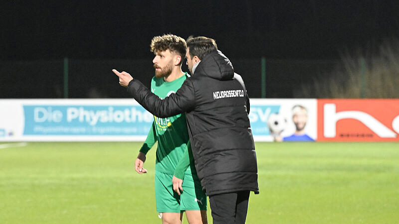 Neudrossenfelds Trainer Andreas Baumer hat Michael Sauerstein zu sich an die Seitenlinie gerufen, um ihm Instruktionen mitzugeben.