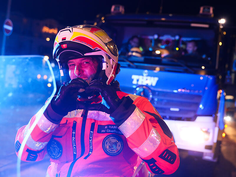 Mit Herz im Einsatz: Rund 110 Ehrenamtliche und 30 Fahrzeuge verschiedener Rettungsorganisationen beteiligten sich an der Blaulichtfahrt durch Bamberg. Mit Herz im Einsatz: Rund 110 Ehrenamtliche und 30 Fahrzeuge verschiedener Rettungsorganisationen beteiligten sich an der Blaulichtfahrt durch Bamberg.