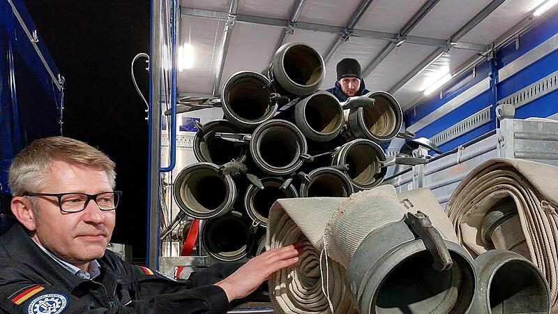 Dienststellenleiter Frank Hofmann zeigt den imposanten Durchmesser eines F-Schlauches.