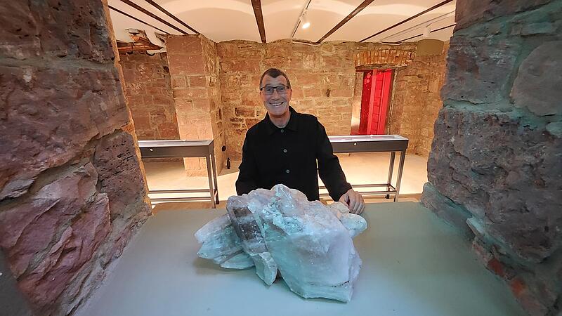 Schmuckdesigner Malte Meinck in den neuen R&auml;umlichkeiten, die fr&uuml;her ein einfacher Keller gewesen sind.