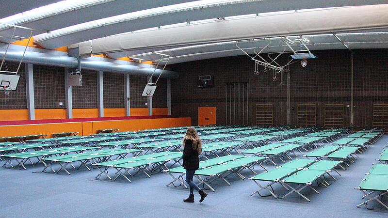 In der Sporthalle am Europakanal in Erlangen wurden 200 Feldbetten aufgestellt. In der Schulturnhalle in R&ouml;ttenbach richtet der Landkreis eine  Notunterkunft ein.