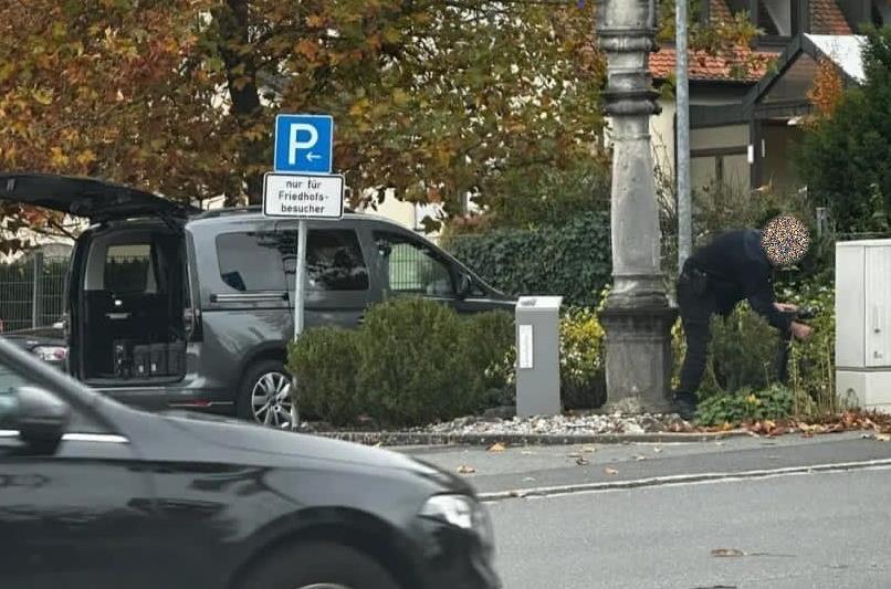 Ein Handyfoto, aber die Waffe am Gurt des Mitarbeiters der Kommunalen Verkehrsüberwachung ist zu erkennen.