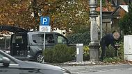 Ein Handyfoto, aber die Waffe am Gurt des Mitarbeiters der Kommunalen Verkehrsüberwachung ist zu erkennen.