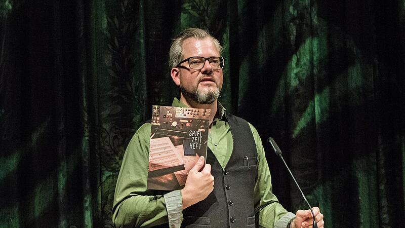 Rechtzeitig zum Probenauftakt druckfrisch erschienen: Intendant Bernhard F. Loges pr&auml;sentiert das Spielzeitheft f&uuml;r seine letzte Spielzeit am Landestheater Coburg, die zugleich die letzte Spielzeit vor dem Umzug ins Globe ist.