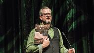 Rechtzeitig zum Probenauftakt druckfrisch erschienen: Intendant Bernhard F. Loges pr&auml;sentiert das Spielzeitheft f&uuml;r seine letzte Spielzeit am Landestheater Coburg, die zugleich die letzte Spielzeit vor dem Umzug ins Globe ist.