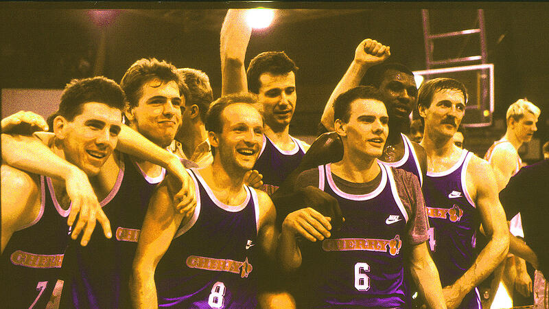 Sport Basketball  Bundesliga Saison 1988 / 1989 Basketball DBB-Vereinspokal Finale  am Sonntag 02.04.1989 Spielort Wilhelm-Dopatka-Halle Leverkusen Spielbeginn 15.00 h TSV Bayer 04 Leverkusen gegen Steiner Bayreuth Halbzeitergebnis 40:47  Endstand 67:89 RSteiner Bayreuth 1988 und 1989 Deutscher Meister Basketball und Pokalsieger
