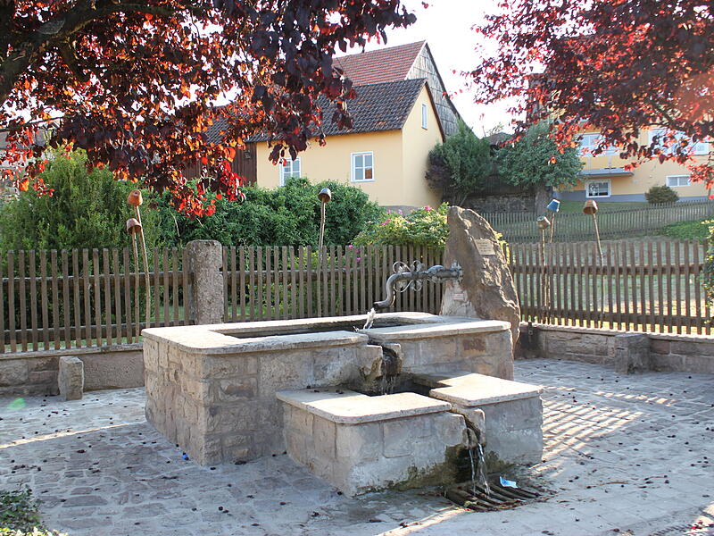 Der Dorfbrunnen in Oberleichtersbach soll mit Unterst&uuml;tzung der Rh&ouml;nallianz saniert werden.