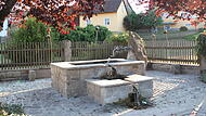 Der Dorfbrunnen in Oberleichtersbach soll mit Unterst&uuml;tzung der Rh&ouml;nallianz saniert werden.