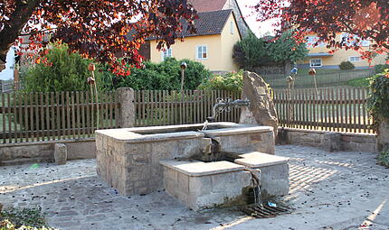 Der Dorfbrunnen in Oberleichtersbach soll mit Unterst&uuml;tzung der Rh&ouml;nallianz saniert werden.